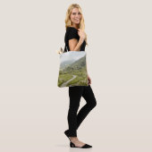 GROENE DRUKVELD EN MOUNTAS TOTE BAG (Op model)