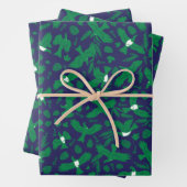 Groene duiven op blauw inpakpapier vel (In situ)