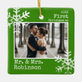 Groene Eerste Kerstmis Getrouwd Foto Keramisch Ornament (Voorkant)