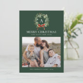 Groene Elegante Monogram Krans Kerstmis Twee Foto Feestdagenkaart (Staand voorkant)