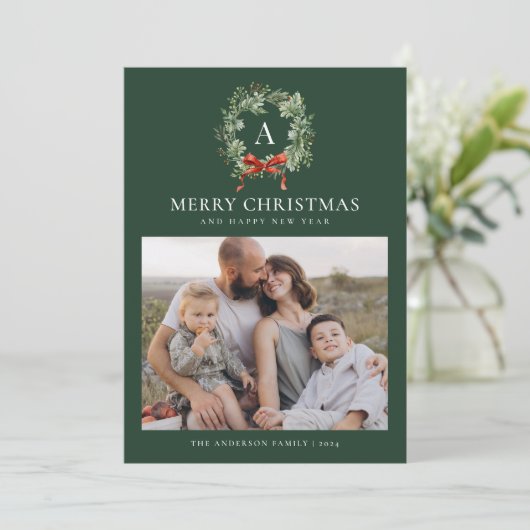 Groene Elegante Monogram Krans Kerstmis Twee Foto Feestdagenkaart (Staand voorkant)