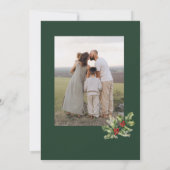 Groene Elegante Monogram Krans Kerstmis Twee Foto Feestdagenkaart (Achterkant)