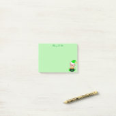 Groene elf en gouden munten op groen post-it® notes (Op bureau)