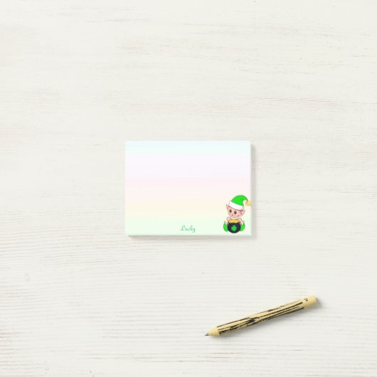 Groene elf- en goudmunten op pastelkleuren post-it® notes (Op bureau)