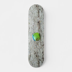 Groene emmer in Zand Beach, Summer Fun Skateboard