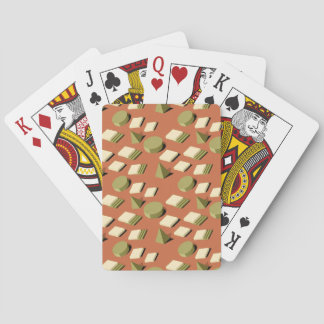 Groene en beige geometrische lichamen verspreid pokerkaarten