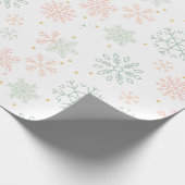Groene en beige sneeuwvlokken Moderne Kerstmis Cadeaupapier (Hoek)