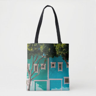 Groene en blauwe huizen naast bomen op stoep tote bag