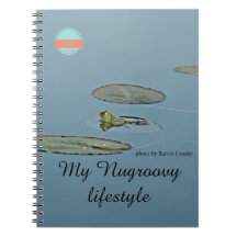 Groene en blauwe kikker op weg naar de derde leeft