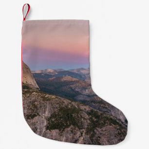 GROENE EN BROEIENDE MOUNTAINE ONDER CLOUDY SKY TIJ KLEINE KERSTSOK