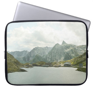 GROENE EN BROEIENDE MOUNTAINEN NEAU WATER ONDER LAPTOP SLEEVE