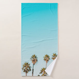 GROENE EN BROEIENDE PALMBOMEN ONDER DUIDELIJKE BLA BADHANDDOEK