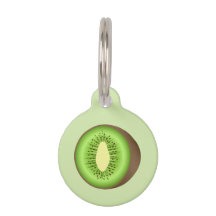 Groene en bruine kiwi's met aangepaste info