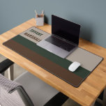Groene en Bruine Strepen Patroonnaam Bureaumat<br><div class="desc">Verbeter uw werkruimte met deze groene en bruine strepen patroon naam bureau mat. Met een stijlvol gestreept ontwerp in aardse tinten, biedt het een glad oppervlak voor uw toetsenbord en muis terwijl u een persoonlijke toets toevoegt. Pas het aan met jouw naam voor een unieke look, waardoor het een geweldige...</div>