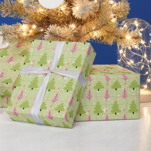 Groene en Gebroken Witte Kerstbomen Roze Kerstmis Cadeaupapier (Feestdagen)