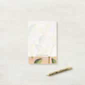 Groene en gele bladeren op zonnescherm post-it® notes (Op bureau)