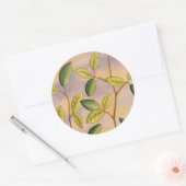 Groene en gele bladeren op zonnescherm ronde sticker (Envelop)
