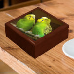 Groene en gele parkieten cadeaudoosje<br><div class="desc">Voor vogelliefhebbers! Winkelinkten,  juwelen en andere kleine keepenkoeken in deze houten cadeaudoos met keramische tegel met een foto-afbeelding van een paar heldergekleurde,  groene en gele paraketten,  gewoonlijk Budgies genoemd. Selecteer de grootte en kleur van het cadeauvakje.</div>