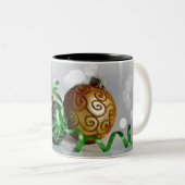 Groene en gouden kerstversieringen tweekleurige koffiemok (Voorkant rechts)