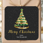 Groene en gouden lintboom, pretkerst vierkante sticker<br><div class="desc">Deze elegante en chique vakantie sticker kan worden gepersonaliseerd met uw familienaam. Het ontwerp is voorzien van een groene en gouden lint kerstboom met een ster topper. De tekst combineert handgeschreven script en moderne schreefloze lettertypen voor een stijlvolle en verfijnde look. De vallende sneeuw, sneeuwvlokken en schitteringen geven een feestelijke...</div>