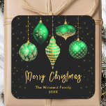 Groene en gouden Ornamenten Kerst Vierkante Sticker<br><div class="desc">Deze elegante en glamoureuze vakantie sticker kan worden gepersonaliseerd met uw familienaam. Het ontwerp is voorzien van gouden en groene kerstbauble ornamenten op een zwarte achtergrond. De tekst combineert handgeschreven script en moderne schreefloze lettertypen voor een stijlvolle en verfijnde look. De glinstering en glitter voegen een feestelijke en magische touch...</div>