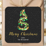 Groene en gouden Ornamenten Kerst Vierkante Sticker<br><div class="desc">Deze elegante en chique vakantie sticker kan worden gepersonaliseerd met uw familienaam. Het ontwerp is voorzien van een groene en gouden lint kerstboom met bellen. De tekst combineert handgeschreven script en moderne schreefloze lettertypen voor een stijlvolle en verfijnde look. De vallende sneeuw, sneeuwvlokken en schitteringen geven een feestelijke en magische...</div>