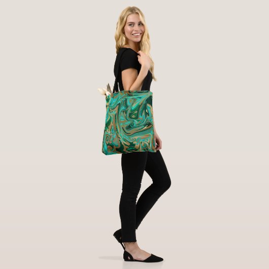 Groene en goudvloeibare marmer tote bag (Op model)