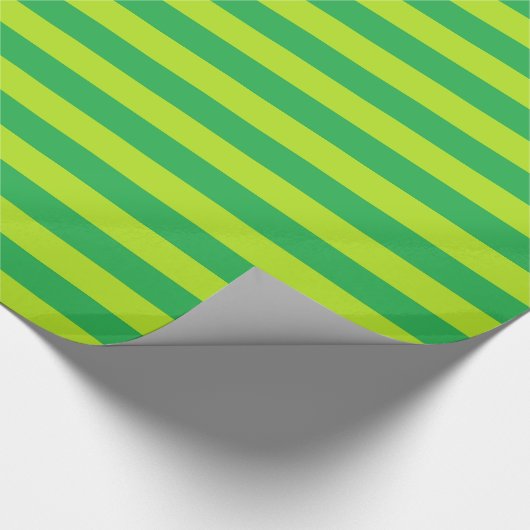 Groene en kalkgroene strepen cadeaupapier (Hoek)