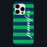Groene en Navy Stripes - Aangepaste monogram voor  iPhone 16 Pro Hoesje<br><div class="desc">Druk omhoog en bescherm uw telefoon met een preppy,  modern en gewaagd gestreepte patroonontwerp dat douane monogrammed met uw voornaam in een kleine manuscriptdoopvont is. Donkere zeemacht / indigo blauw en beendergroene horizontale strepen contrasteert met witte tekst.</div>