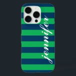 Groene en Navy Stripes - Aangepaste monogram voor  iPhone 16 Pro Hoesje<br><div class="desc">Druk omhoog en bescherm uw telefoon met een preppy,  modern en gewaagd gestreepte patroonontwerp dat douane monogrammed met uw voornaam in een kleine manuscriptdoopvont is. Donkere zeemacht / indigo blauw en beendergroene horizontale strepen contrasteert met witte tekst.</div>