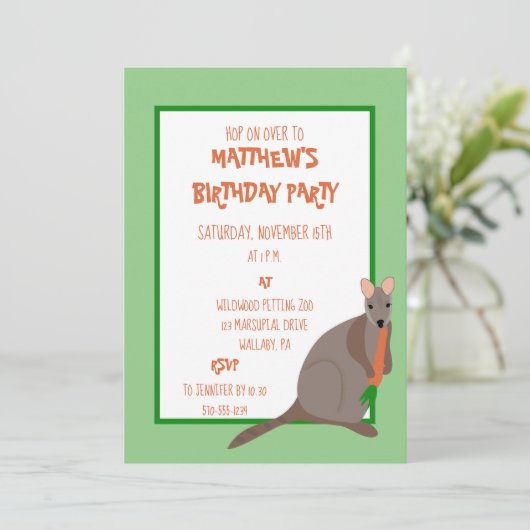 Groene en Oranje Wallaby Een Wortel Verjaardag Ete Kaart (Staand voorkant)