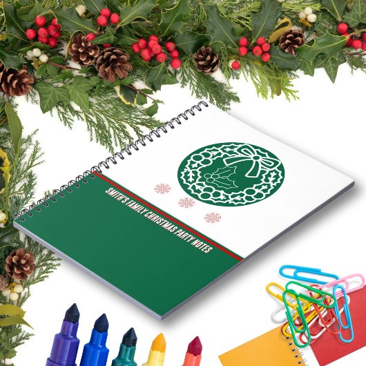 groene en rode kerstkrans en hulstbes notitieboek