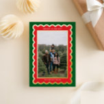 Groene en rode klassieke kerstgeschulpte foto folie feestdagenkaart<br><div class="desc">Modern en feestelijk, deze groene en rode vakantiefotokaart maakt uw gezin de ster in een preppy en trendy geschulpte lijst dat is geaccentueerd met echte, glanzende, metallic gouden folie voor die high-end designer look. Met charmante begroeting en naamtekst op de voorkant, heeft de achterkant van de kaart voldoende ruimte voor...</div>