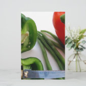Groene en rode paprika's met bonen briefpapier (Staand voorkant)
