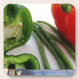 Groene en rode paprika's met bonen onderzetter