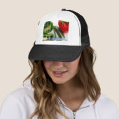 Groene en rode paprika's met bonen trucker pet (In situ)