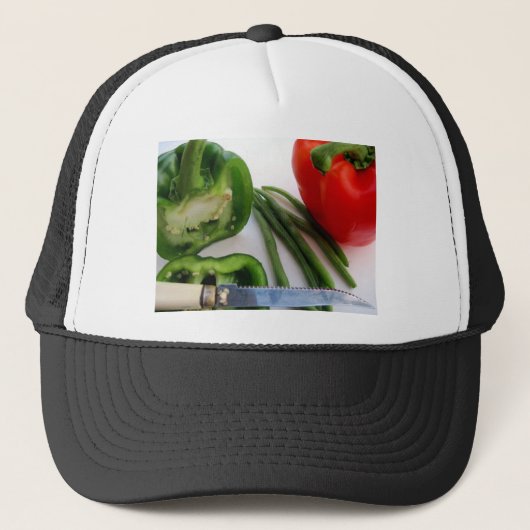 Groene en rode paprika's met bonen trucker pet (Voorkant)