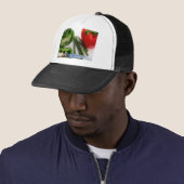 Groene en rode paprika's met bonen trucker pet (In situ)