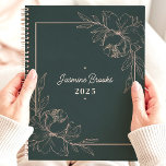 Groene en Roze Bloemenrand 2025 Custom Name Planner<br><div class="desc">Stap in een wereld van botanische schoonheid met deze elegante planner. Een sierlijke bloemenrand in zacht roze siert de diepe groene kaft, waardoor een oase van rust ontstaat voor je gedachten en plannen. Stel je voor dat je je dromen en afspraken noteert te midden van een tuin vol inspiratie. Personaliseer...</div>
