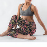 Groene en roze Giraffe Safari Print Leggings<br><div class="desc">Deze leggings zijn prachtig ontworpen met een betoverend giraffe vlekkenpatroon, en bieden een unieke en stijlvolle aanvulling op uw garderobe. Het patroon toont de kenmerkende en elegante vlekken die kenmerkend zijn voor giraffen en creëert een verfijnde en opvallende look. De leggings zijn gemaakt van een hoogwaardige en rekbare stof, waardoor...</div>