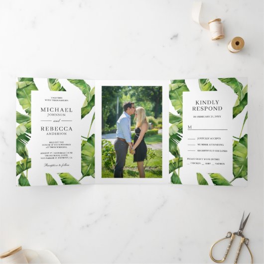 Groene en witte banaan bladeren tropische bruiloft drieluik uitnodiging (Binnen)