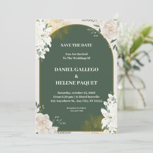 Groene en witte bloemenbruiloft uitnodiging (Staand voorkant)