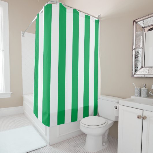 Groene en witte cabana strepen douchegordijn (In situ)