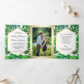 Groene en Witte Hexagon Monstera Tropische bruilof Drieluik Uitnodiging (Binnen)