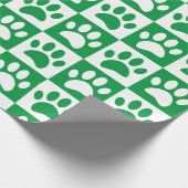 Groene en witte hondenpoten in pleinen op maat cadeaupapier (Hoek)