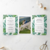 Groene en witte palmbladeren Tropische bruiloft Drieluik Uitnodiging (Binnen)