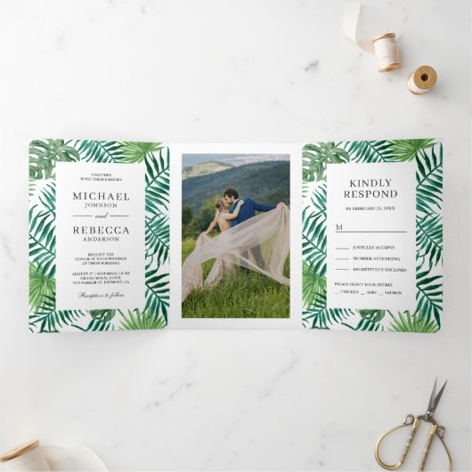 Groene en witte palmbladeren Tropische bruiloft Drieluik Uitnodiging (Binnen)