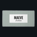 Groene en witte streep gepersonaliseerde moderne e bureaumat<br><div class="desc">Moderne minimale typografie girly sage groen en wit streep elegante eenvoudige unieke gepersonaliseerde cadeau bureau mat ontwerp.</div>