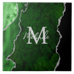 Groene en Zilveren Marmeren Agaat Tegeltje<br><div class="desc">Deze tegel heeft een elegante en glamoureuze agate marmeren achtergrond met geode edelsteen detaillering en faux silver glitter accenten. Het monogram combineert handgeschreven script en moderne schreefloze lettertypen voor een stijlvolle en verfijnde look. Dit maakt het ideale cadeau omdat het kan worden aangepast met een naam en initiaal. De diepgroene...</div>