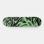 Groene en zwarte Abstracte stamwolf met naam Persoonlijk Skateboard (Horizontaal)